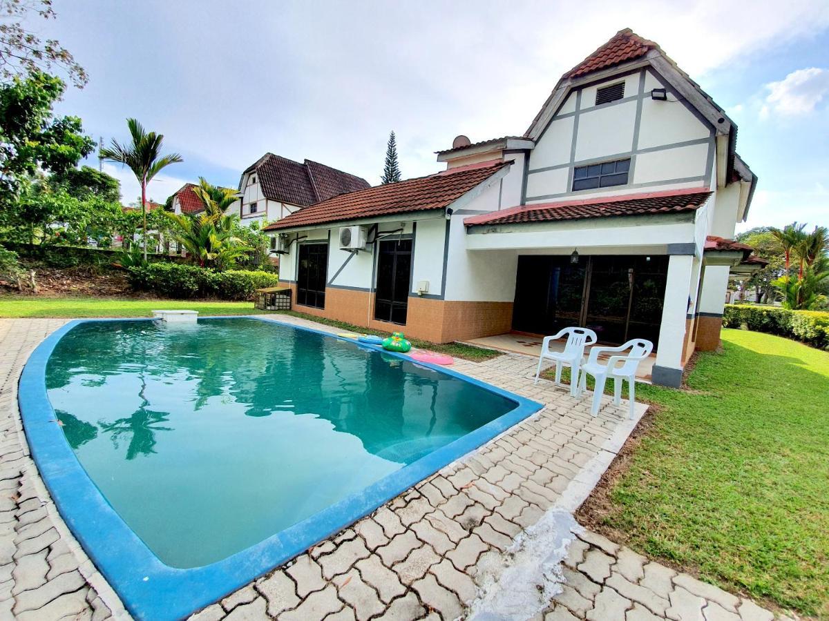 Melaka Afamosa Villa With Private Pool For 10 Pax Alor Gajah Dış mekan fotoğraf