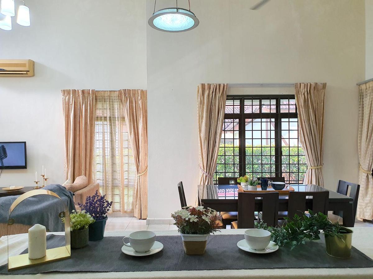 Melaka Afamosa Villa With Private Pool For 10 Pax Alor Gajah Dış mekan fotoğraf