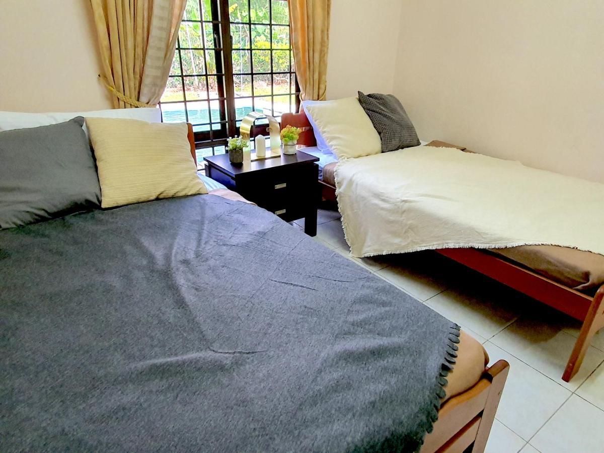 Melaka Afamosa Villa With Private Pool For 10 Pax Alor Gajah Dış mekan fotoğraf